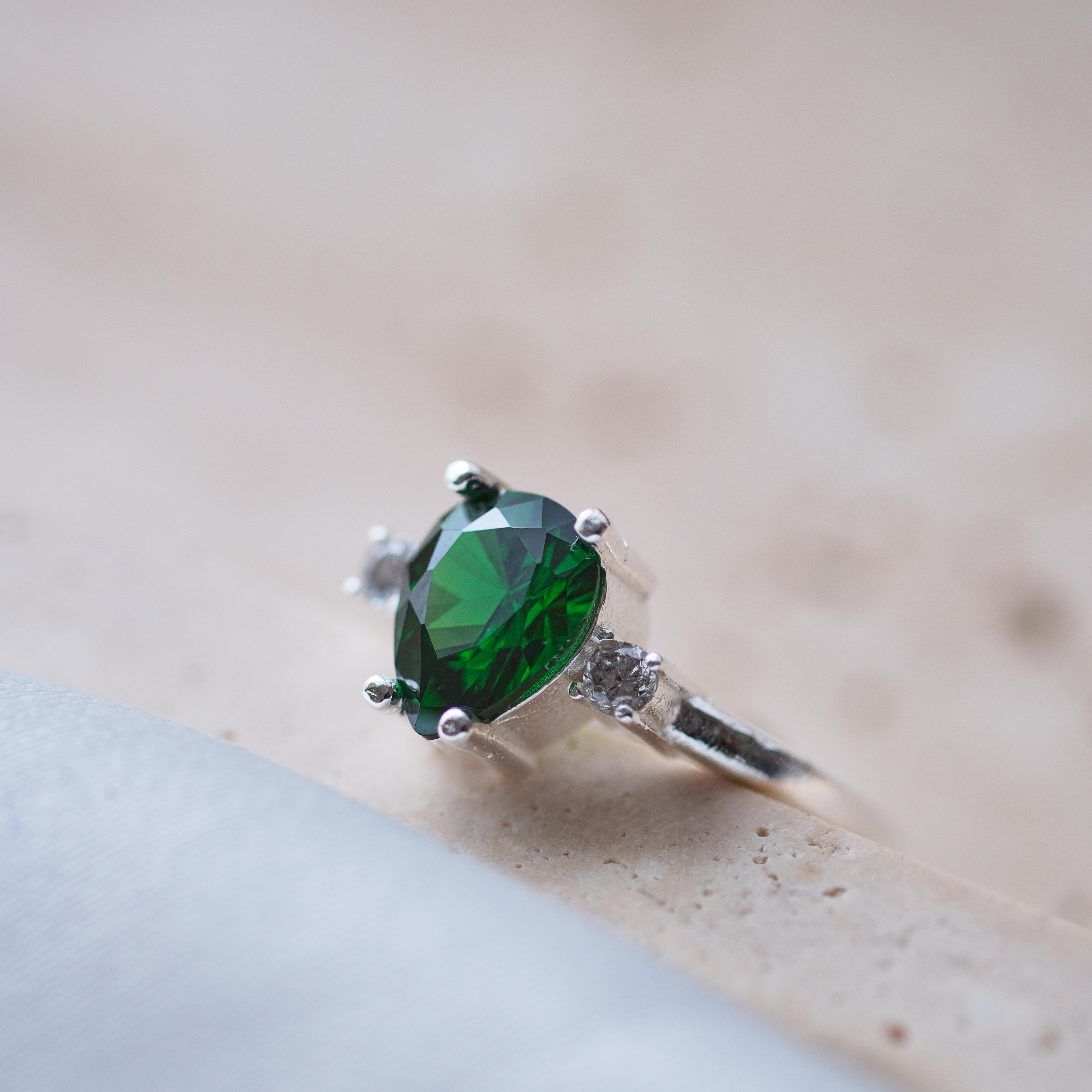 doğal zümrüt taşlı özel tasarım yüzük